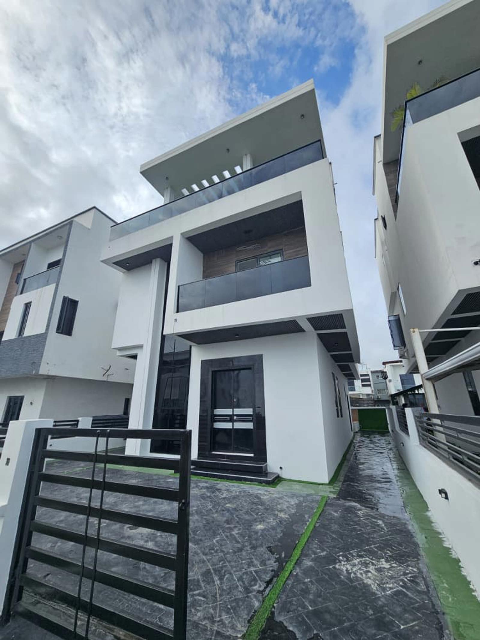 4 bedroom fully detached duplex